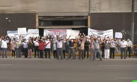 protesta de trabajadores frente a su fábrica
